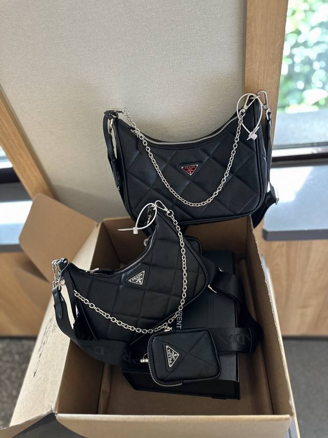 皮面 礼盒包装 Prada Hobo Combo 三合一 今年的新款hobo Bag 原厂定制3Cm三角标牌 专注细节 认准品质 有可调节长度的 尼龙刺绣log