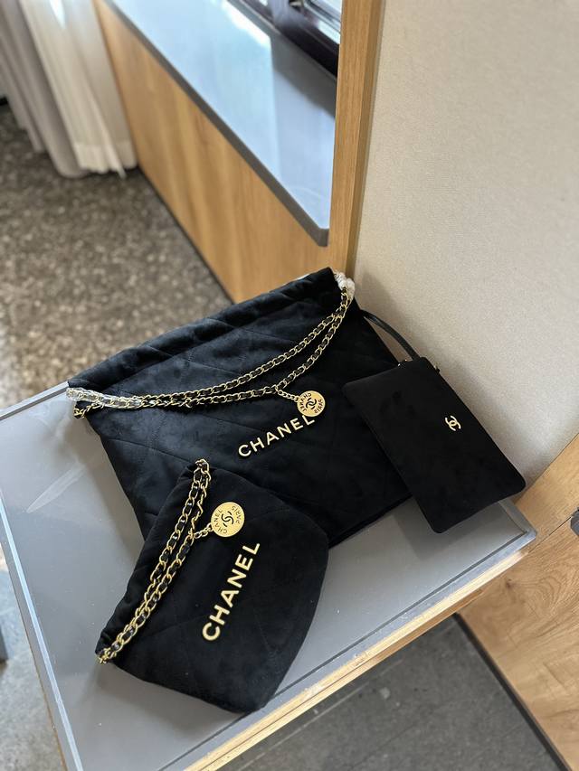 折叠礼盒 Chanel 22Bag 以数字命名的“垃圾袋” 年10 月，Chanel 品牌艺术总监virginie Viard在年春夏 时装秀_上推出一款新款手