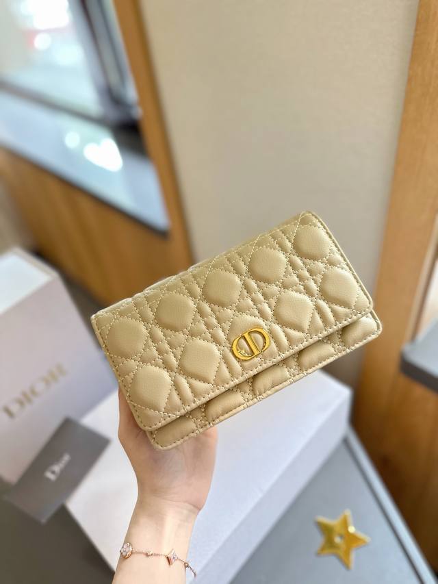 礼盒包装 Dior Woc 链条包 迪奥的复印古花图案早在上世纪六十年代在就巴黎时装周里掀热起潮 不同的如是今大家伙儿的时髦度态已经融入生活 身背老花单品行到走