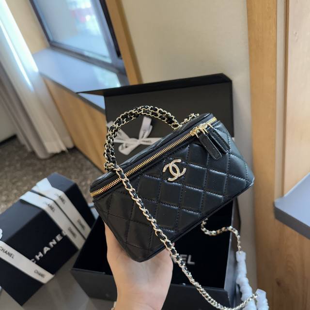 折叠礼盒包装 Chanel 新品 高级镶金镂空编织手柄 盒子包 化妆包 小箱子 最近的盒子包系列真的好火，小盒子当然是异常可爱啦。尺寸 17Cm