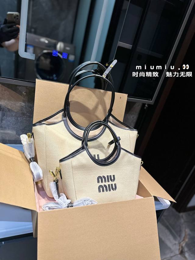 Miumiu新款托特tote 今年的风刮的太猛了 老多爆款了！ 这款的版型也太好看了吧！ Miumiu 这一季不管是单肩包还是托特包都超级可爱 Size：33*