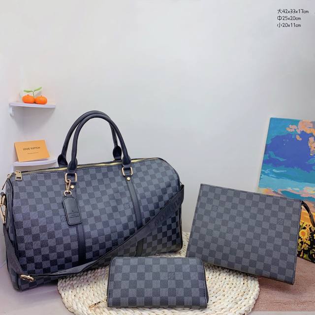 三件套 Lv 旅行袋+手拿包+钱包 3件套组合 尺寸：大42X33X17Cm，中25X20Cm，小20X11Cm.