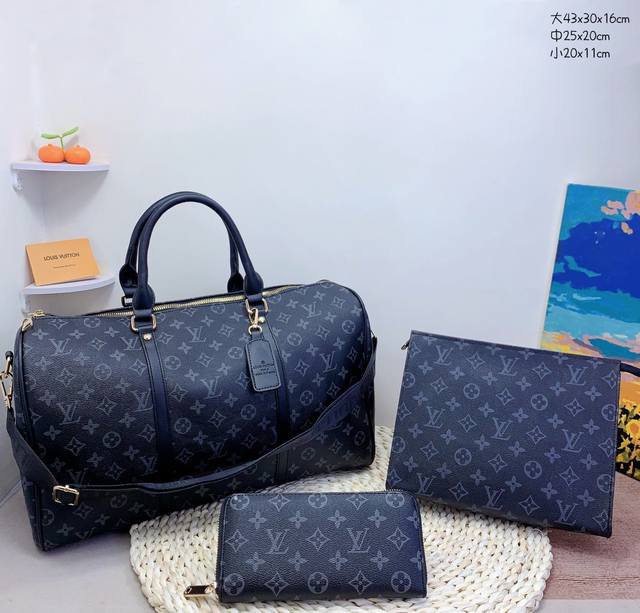 三件套 Lv 旅行袋+手拿包+钱包 3件套组合 尺寸：大43X30X16Cm，中25X20Cm，小20X11Cm.