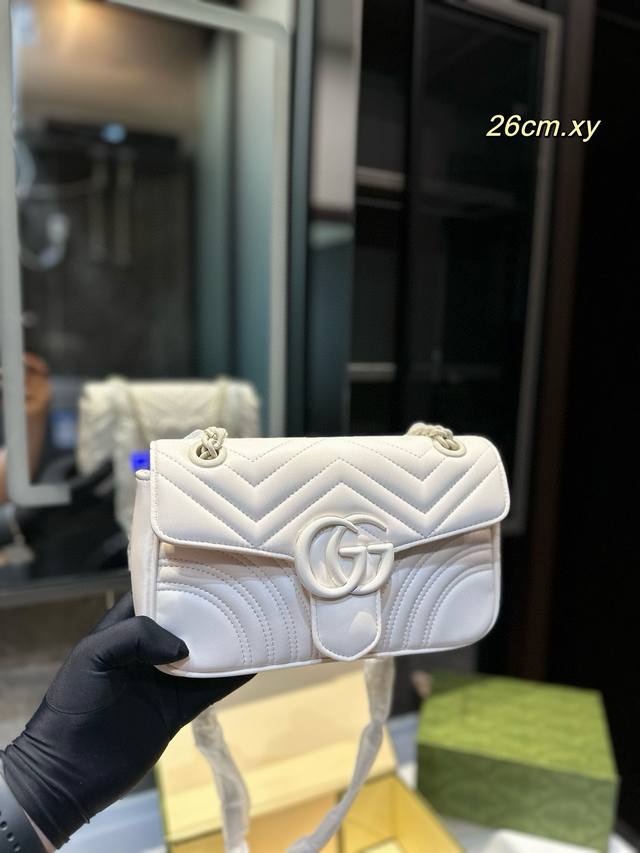 折叠礼盒 Gucci酷奇双g链条包 马卡龙 Gucci马蒙marmont Gucci新款小可爱震撼来袭 宝宝们 绝对绝对的下一个爆款！ 尺寸：26 22