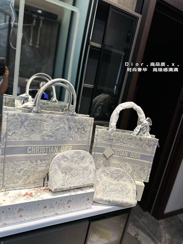 礼盒包装 迪奥 托特包 系列.这款 Dior Book Tote 手袋由 Dior女装创意总监玛丽亚 嘉茜娅蔻丽 Maria Grazia Chiuri 设计，