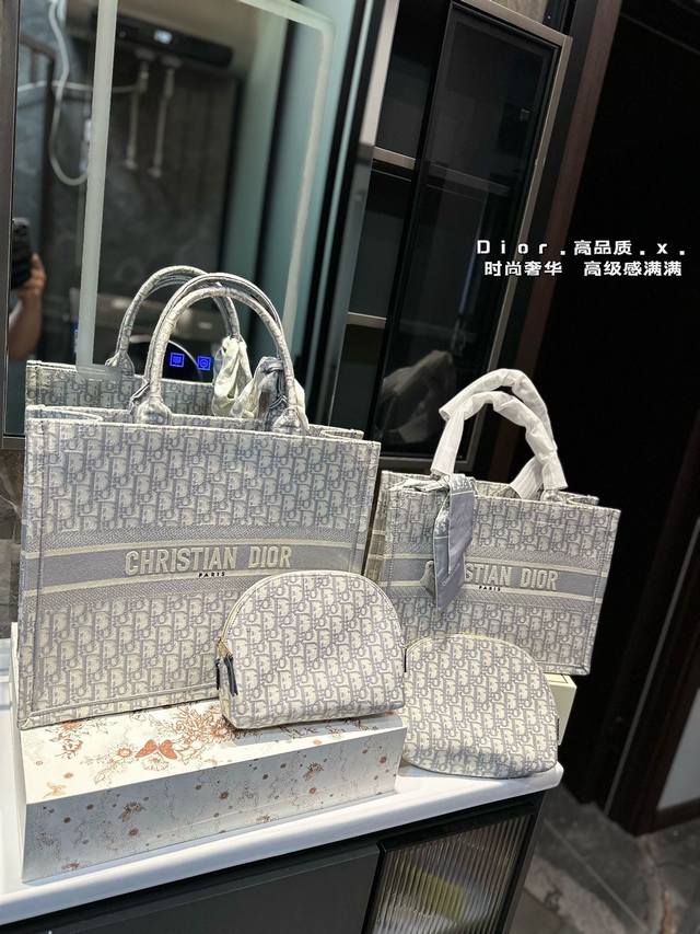 礼盒包装 迪奥 托特包 系列.这款 Dior Book Tote 手袋由 Dior女装创意总监玛丽亚 嘉茜娅蔻丽 Maria Grazia Chiuri 设计，