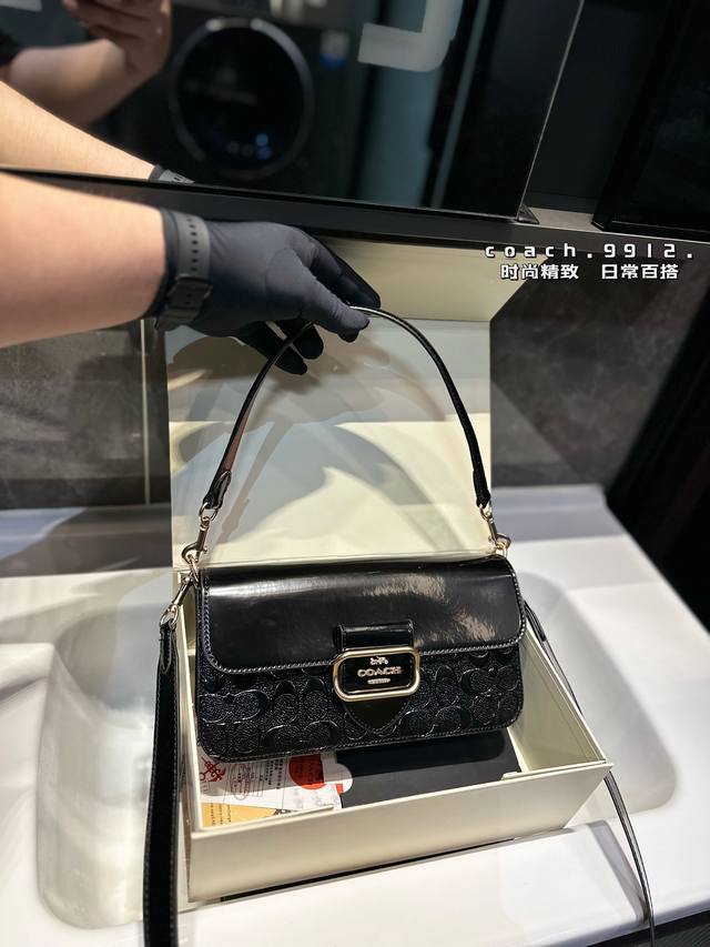 礼盒包装 Coach 蔻驰新品 Morgan 不管是日常出街还是上班都是一个非常好的选择，而且高级百搭不易过时，能够hold住一年四季～可以说非常实用了尺寸：2