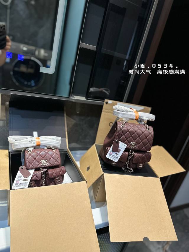 礼盒包装 Chanel23P Duma中号双肩包 口袋设计加上三个chanel双clogo整包很立体有型