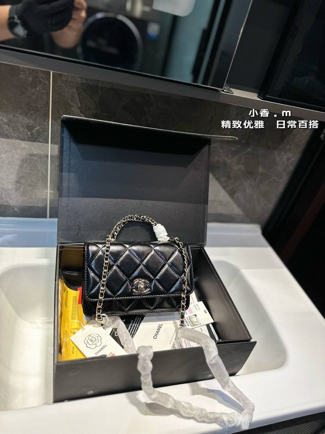 礼盒包装 Chanel 铁手提 发财包 慵懒随性又好背 上身满满的惊喜 高级慵懒又随性 彻底心动的一只 Size 20 13Cm