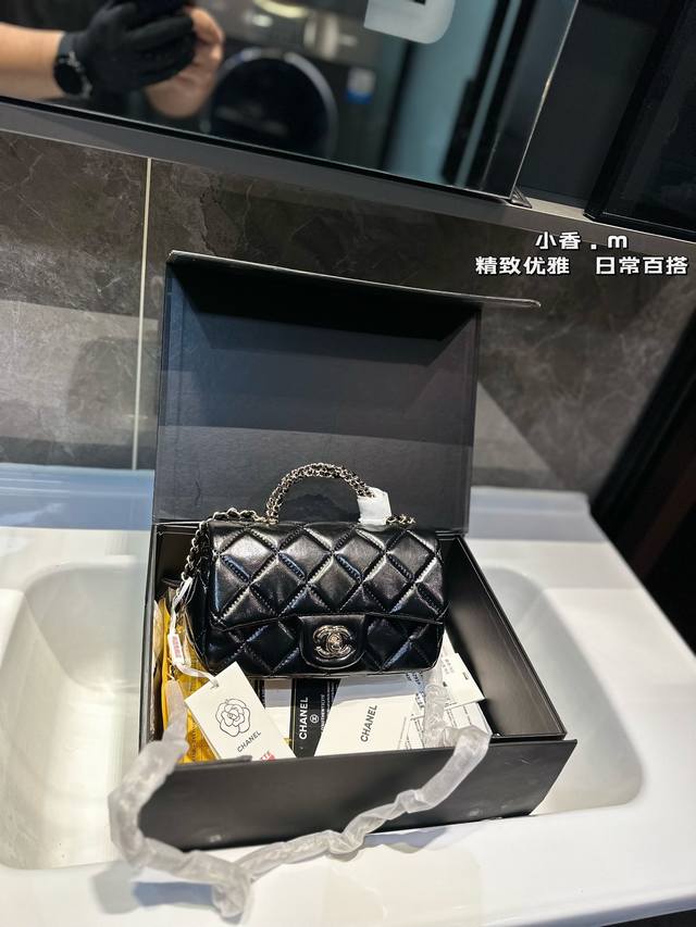 礼盒包装 Chanel 铁手提 慵懒随性又好背 上身满满的惊喜 高级慵懒又随性 彻底心动的一只 Size 20 14Cm