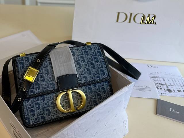 折叠盒 Dior 迪奥丹宁牛仔蒙田斜挎包 经典老花全能百搭王 调节皮革肩背带， 多种背法，盐可甜～ 时髦复古的风潮再现