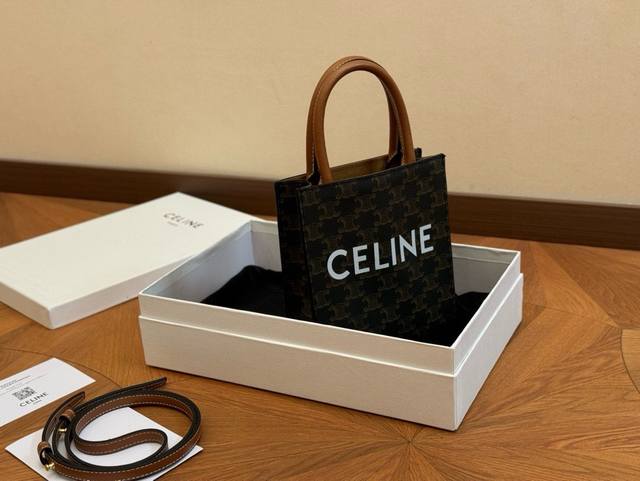 配盒 尺寸：17*21Cm Celine 迷你购物袋 配牛皮 赛琳容量 耐看耐用 超级大气的一款！