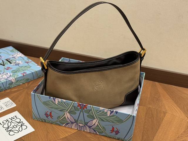 配盒 Size：31*16Cm Loewe Puzzle Hobo 腋下 采用超柔软纳帕皮 轻便巨能装实用