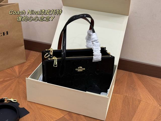 配折叠盒 Size：25*17Cm 蔻驰 新品托特包mollie Tote 等比例缩小版托特包， 手拎小巧， 但又有三个隔层！ 实用满分100！ 可以斜挎，解放