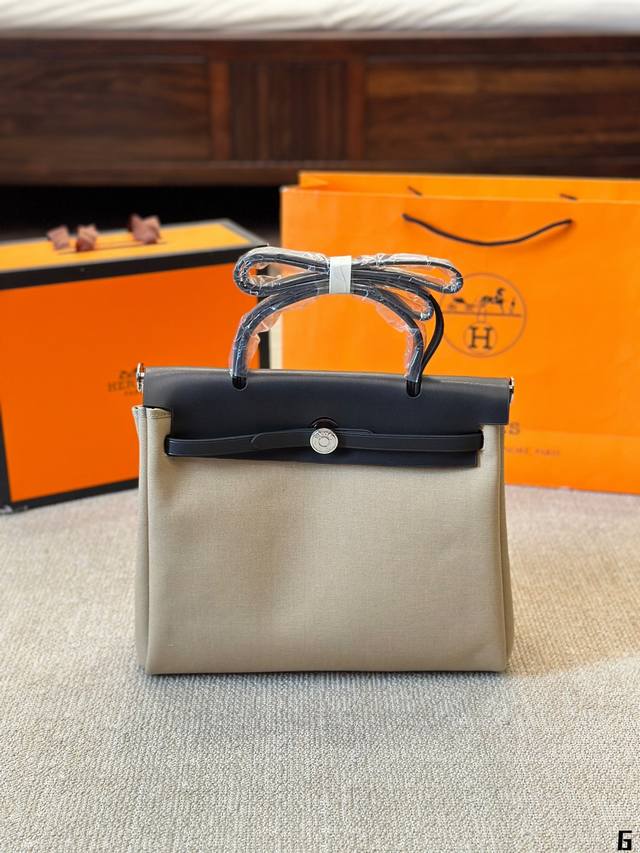 原版布 Size : 30*26Cm Hermes 黑皮配风衣灰 Herbag31Cm 内缝 进口头层牛皮搭配原版布 帆布购物袋雕 实物好装的一款包 最近出行都