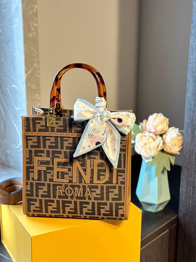 折叠礼盒 送丝巾 全新size 25.5Cm 芬迪 Fendi Peekabo 购物袋 经典的tote造型！新尺寸 但是这款最大的特点c！ 手提斜挎！