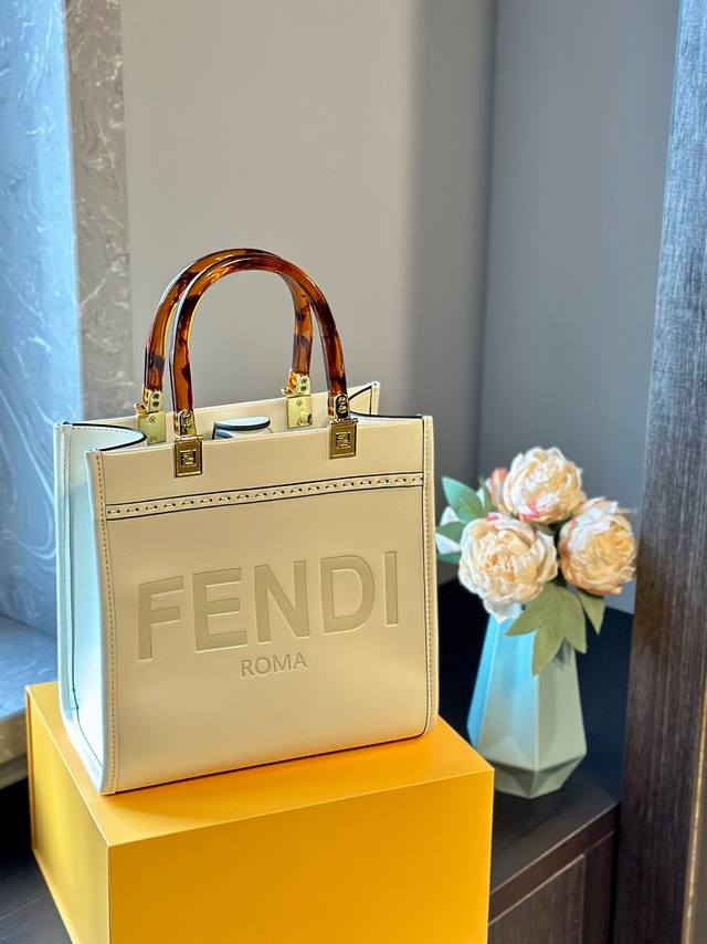 折叠礼盒 送丝巾 全新size 25.5X22.5X12Cm 芬迪 Fendi Peekabo 购物袋 经典的tote造型！新尺寸 但是这款最大的特点c！ 手提