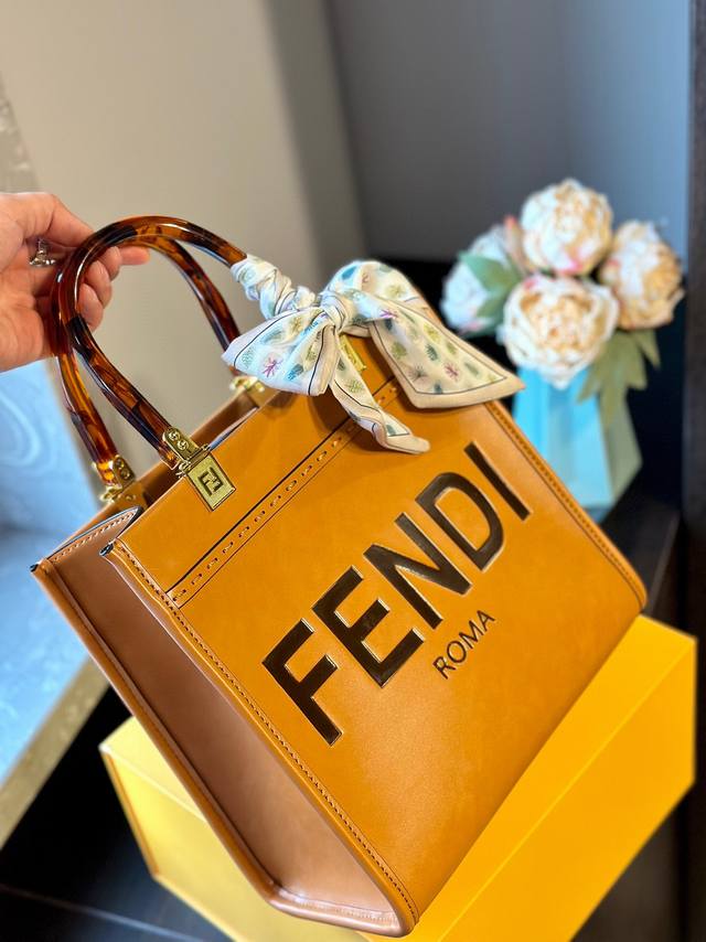 折叠礼盒 送丝巾 全新size 25.5X22.5X12Cm 芬迪 Fendi Peekabo 购物袋 经典的tote造型！新尺寸 但是这款最大的特点c！ 手提