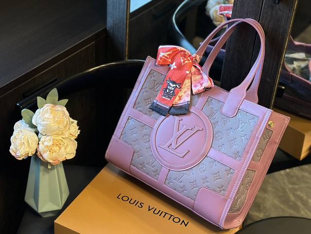 Lv 单肩包 Tote 托特包 男女通用的一款 这款retiro 手袋以标志性的lv老花面料制成，搭配奢华的黄皮饰边，经典永恒。优雅低调的外形设计和宽敞的包身更