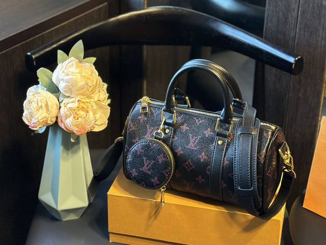 折叠礼盒 Lv Keepall Xs 秀款 枕头包 很燃 这款retiro 手袋以标志性 经典永恒。优雅低调的外形设计和宽敞的包身更加入了实用性d！尺寸 24C