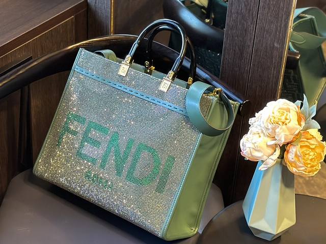 满钻 Fendi 满钻 托特包tote 好看又酷炫的芬迪包包，Logo的设计。 Fendi托特包“阳光手提袋” 字母蛇皮logo手工缝线设计，玳瑁双手柄是整个包