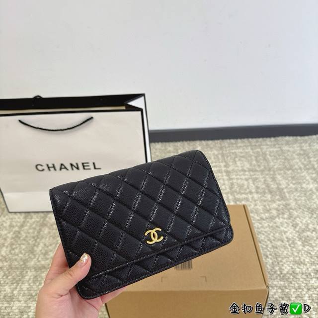 折叠盒 Chanel 香奈儿发财可斜挎单肩 链条可收入包内作为手包使用 上身后超显大气， 别看小小的 这个很能装哦 包内有卡位 拉链位 零钱位 小巧实用 人手必