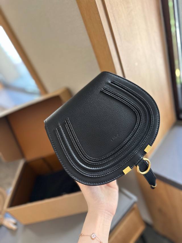 礼盒包装 Size：23*22Cm Chloe的马鞍包 流苏 铆钉 马蹄扣 融入时髦的元素！ 复古高级！