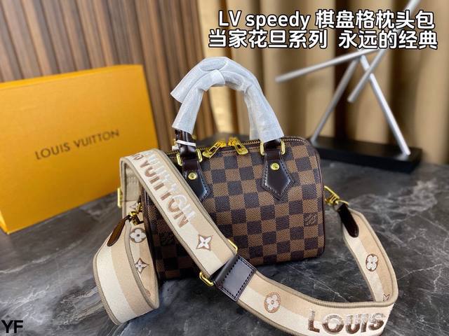 配全套包装 Lv Speedy 20 棋盘格 奶茶刺绣肩带和棋盘格真的绝配了 像拿着一块巧克力雪糕 棋盘格背起来真的帅帅的！尺寸：20*14