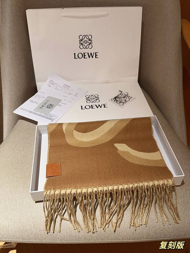 带图片同款全套包装 Loewe罗意威围巾 专柜原版打版定制罗意威蚕丝羊绒围巾 对版专柜水洗标，89%羊毛10%山羊绒1%桑蚕丝的材质，手感柔软手工缝线罗意威标志