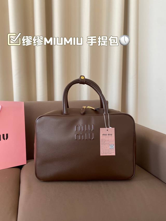 缪缪miumiu 手提包 轻轻松松高级感 包包手感巨好容量也很不赖 简单却又不失华丽 在你的精简穿搭上简直就是点睛之笔 尺寸：34*23