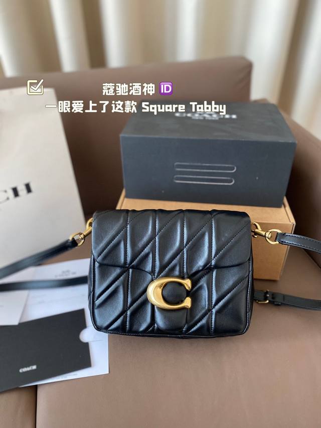 蔻驰酒神 Coach 2024秋季秀款图就一眼爱上了这款 Square Tabby 新季手袋致敬纽约这座灵感之城 Square Tabby延续了绗缝设计 小羊皮