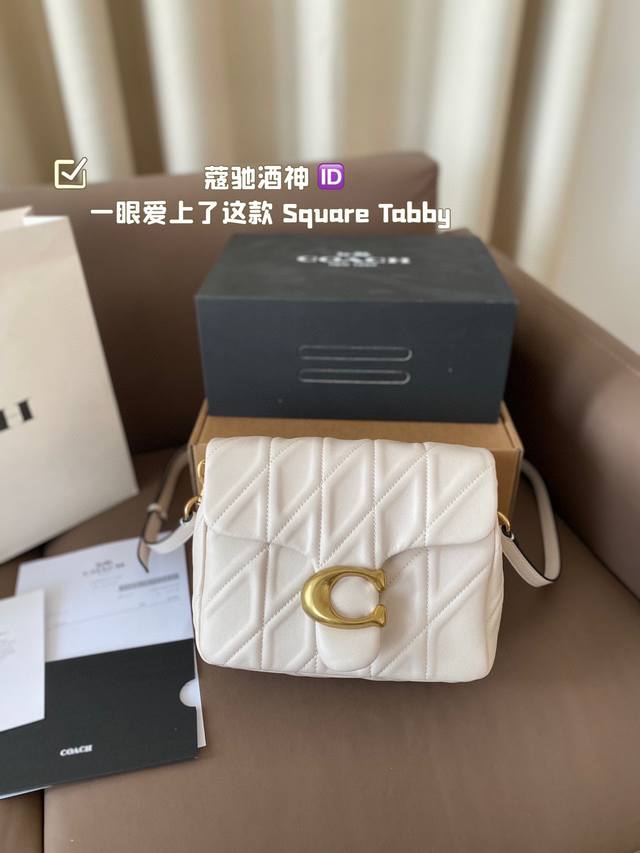 蔻驰酒神 Coach 2024秋季秀款图就一眼爱上了这款 Square Tabby 新季手袋致敬纽约这座灵感之城 Square Tabby延续了绗缝设计 小羊皮