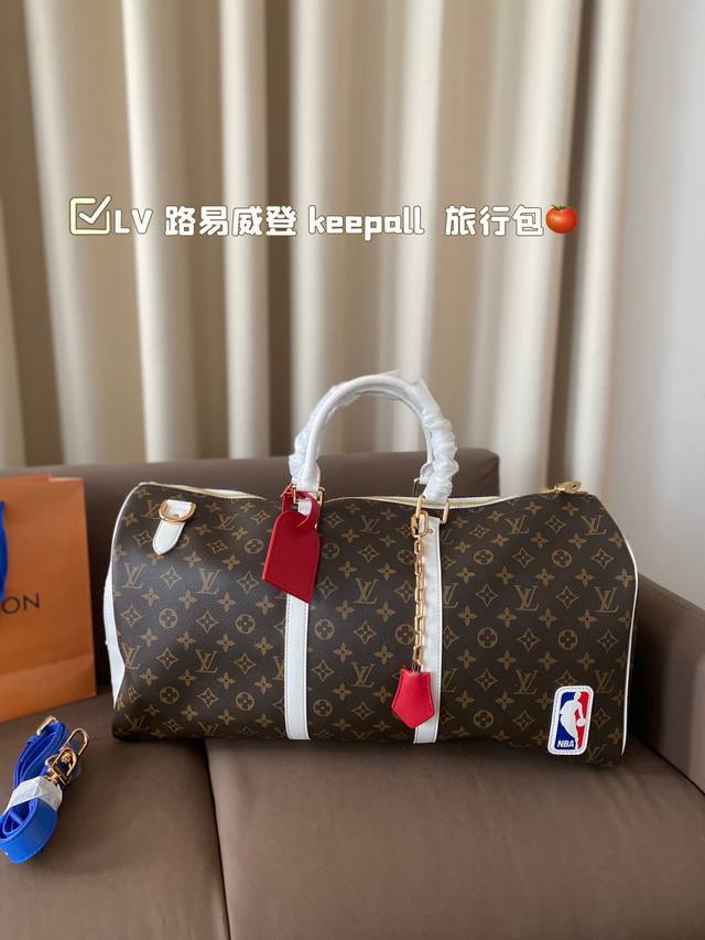 Lv 路易威登 Nba系列新款keepall 旅行包 一只帅气能装的旅行袋 时尚爆发款火热来袭 经典设计大气可观男女通用款 包包采用原版皮质 超级厚实 耐磨 耐