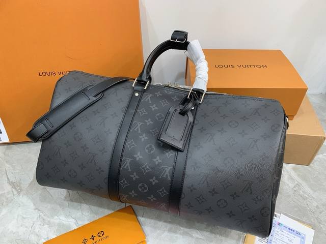 Lv 路易威登联名款keepall 斜跨包旅行包 一只帅气能装的旅行袋 时尚爆发款火热来袭 经典设计大气可观男女通用款 包包采用原版皮质 超级厚实 耐磨 耐用原