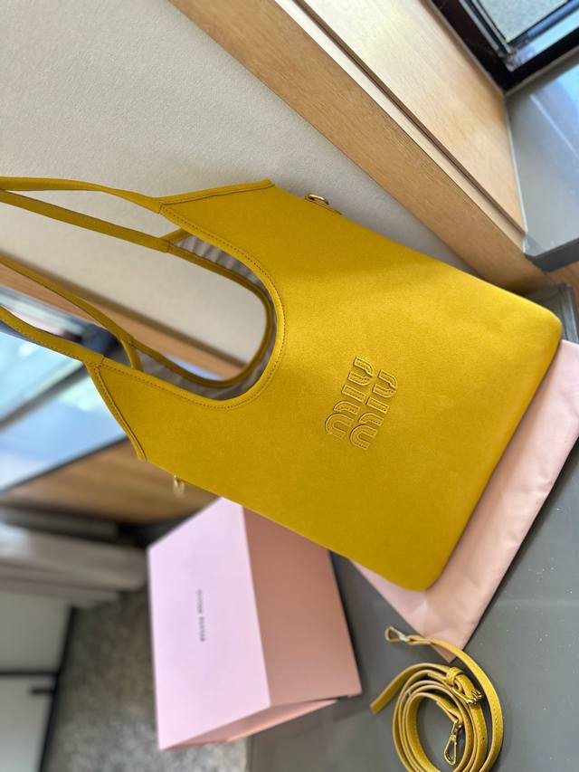 麂皮 礼盒包装 Miumiu 伊势丹限定 托特包 Miumiu伊势丹限定款tote 也太好看了 Miumiu 这款tote 可能是它家出过的包里我最喜欢的一款