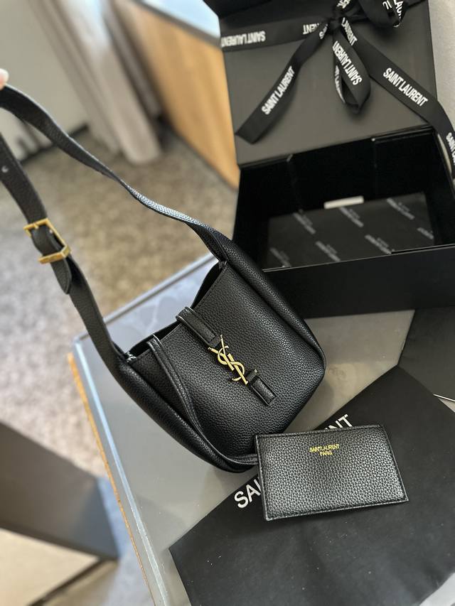 礼盒包装 朴彩英同款ys1腋下包 闭眼入 Ysl Hobo腋下 水桶 Vsl家当之无愧的入门屋典款 超级耐燥这个皮质真的是我最爱的皮质之一不怕刮牛皮的纹理也有质