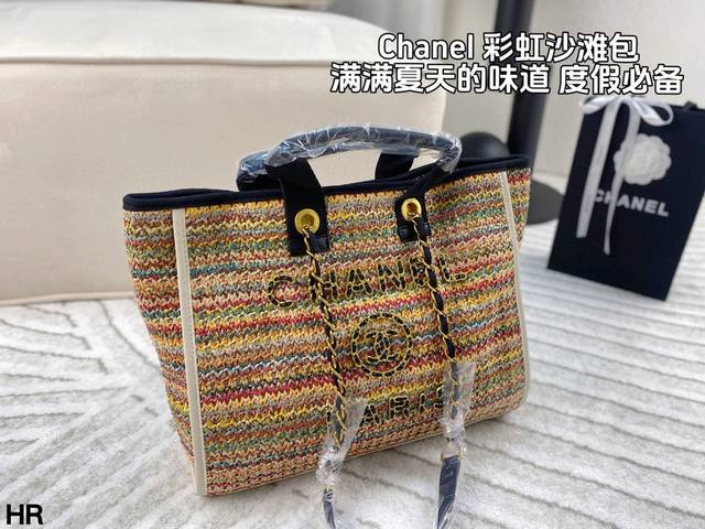 无盒 Chanel沙滩包 品牌logo装饰更加高端大气 容量超级可 简约休闲的设计深受欢迎 而且容量够大又轻便时髦 适合日常使用 更适合出差旅行时轻松休闲的搭配