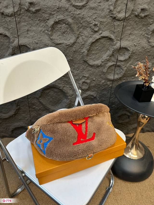 折叠盒 Lv 羊羔毛腰包 路易威登louisvuitton 包治百病 简单百搭 颜值高 日常出街首选 潮酷时尚女孩必入 尺寸35.28Cm