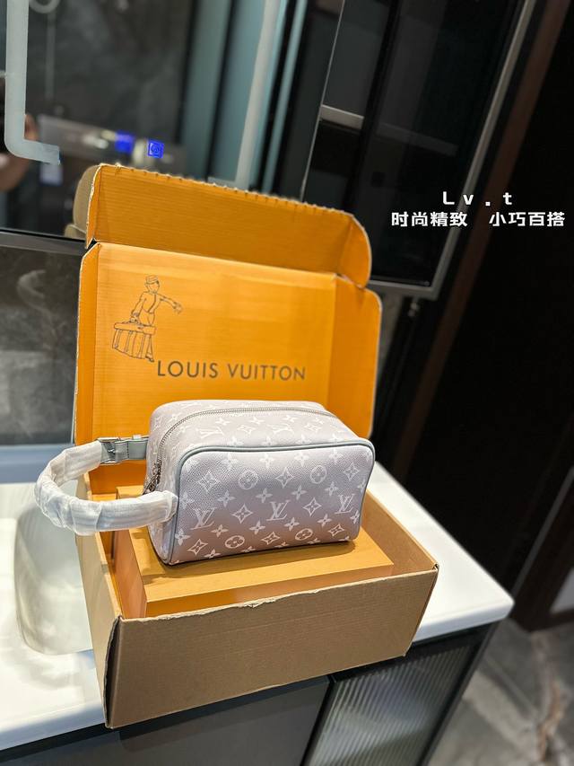 Lv 手提化妆包. 超级经典又时髦 意外的百搭 耐看精致 日常出街尺寸：23*13*13Cm