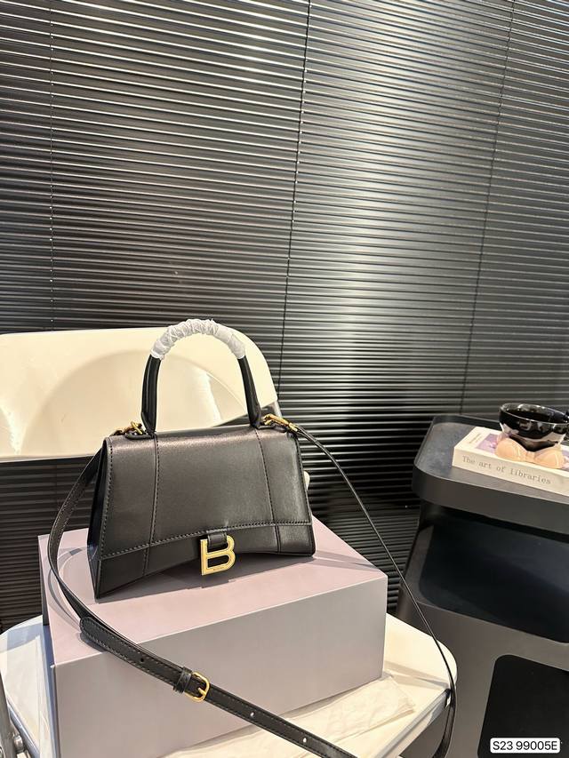 配折叠盒子 Balenciaga 巴黎世家本季重磅hourglass沙漏包，独特的标志性弧线形状造型极具辨识度，一眼就让人眼前一亮呀超炫酷！表面光滑平整，外观呈