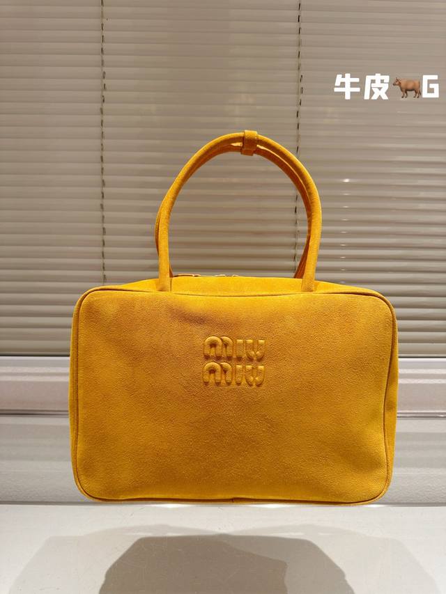 头层牛皮 小然同款 Miumiu限定款出勤包 简单又好看 Miumiu出勤包不但颜值高，而且超级实用，笔记本电脑 还有资料放进去是完全够用的，是一款真的很实用的