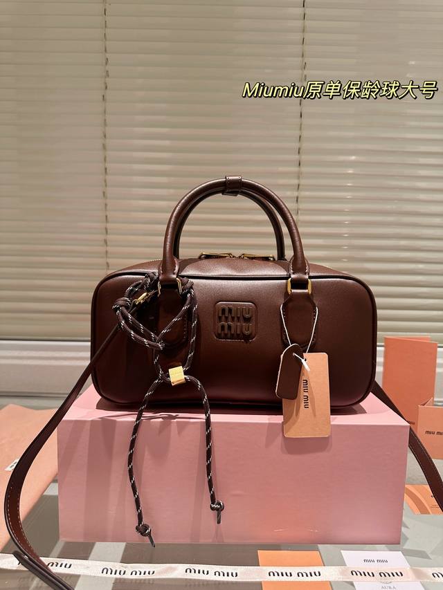 原单大号 Miumiu-Softy Padded 配挂件 新款 Softy Padded 手袋是对经典 Bauletto 造型的重新诠释，其简洁利落的剪裁彰显出