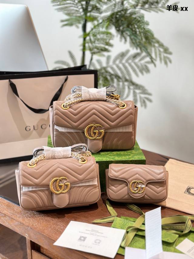 Gucci Marmont 经典&百搭 Gucci马蒙链条包经典尺寸: 22Cm 26Cm 经典金扣双glogo复古做旧五金波浪纹衔缝牛皮采用的是小牛皮不仅有光