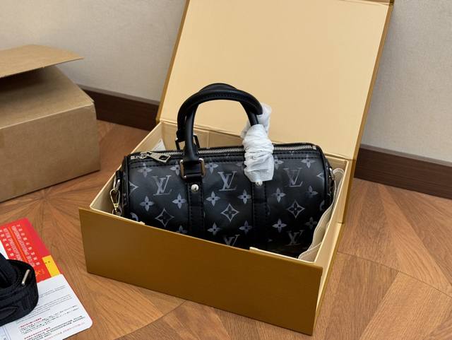 配全套包装 尺寸：25*14Cm Lv Keepall 枕头包 真的是小可爱！ 贼适合的keepall25宝蓝色！ 男盆友的战包 搜索 Lv Keepall25