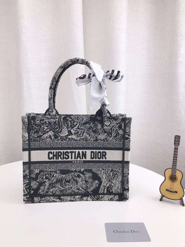 高品质 折叠礼盒 迪奥tote老虎托特包购物袋3D浮雕原版布 Dior 原版布提花 配丝巾 Dior Book Tote今年最喜欢的一款购物袋 Tote我用的次