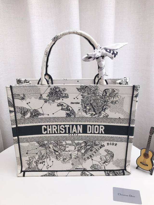 高品质 折叠礼盒 迪奥tote托特包购物袋3D浮雕原版布 Dior 原版布提花 配丝巾 Dior Book Tote今年最喜欢的一款购物袋 Tote我用的次数最