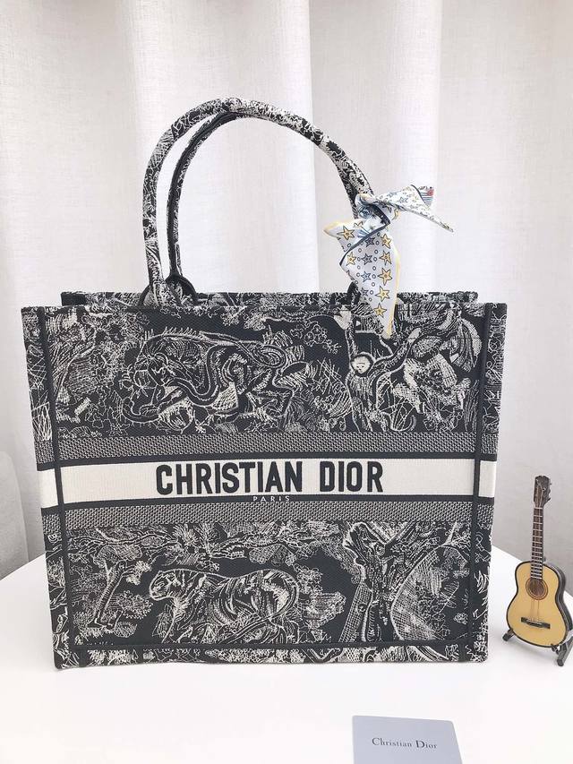 高品质 折叠礼盒 迪奥tote托特包购物袋3D浮雕原版布 Dior 原版布提花 配丝巾 Dior Book Tote今年最喜欢的一款购物袋 Tote我用的次数最