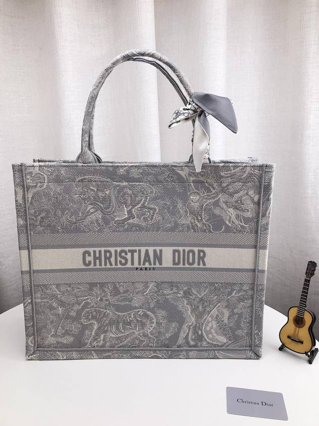 高品质 折叠礼盒 迪奥tote托特包购物袋3D浮雕原版布 Dior 原版布提花 配丝巾 Dior Book Tote今年最喜欢的一款购物袋 Tote我用的次数最