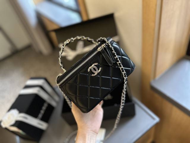 折叠礼盒官网飞机盒” Chanel 新品 高级镶金镂空编织手柄 盒子包 化妆包 小箱子 最近的盒子包系列真的好火，小盒子当然是异常可爱啦。尺寸 18Cm