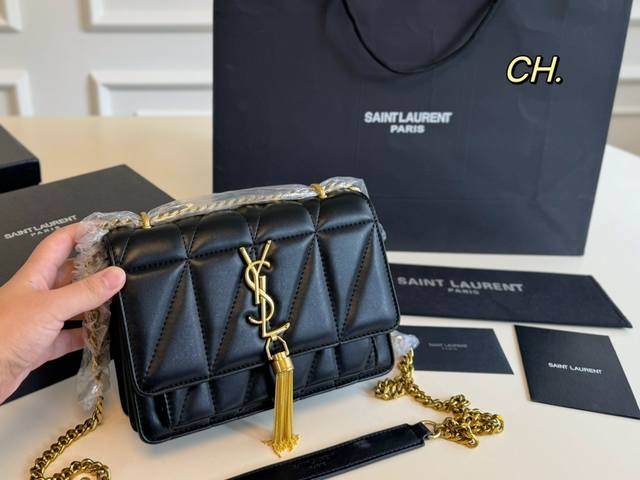 配盒 Size:22×16 Ysl 圣罗兰sunset日落包链条流苏包 翻盖肩背包，饰以金属logo标志～ 磁扣开设计，配有钥匙圈搭扣、 约会出游通勤，彰显优雅